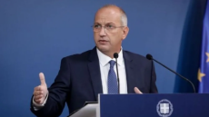 Η κυβέρνηση θα συνεχίσει να δίνει εργαλεία προς αποφυγήν πλειστηριασμών, διαμηνύει ο Οικονόμου