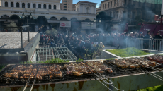 Τσικνοπέμπτη: Ποια είναι τα έθιμα στην Ελλάδα - Έτοιμοι οι Ζακυνθινοί για τις «μπαγόρδες»
