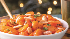 Καροτοσαλάτα με τζίντζερ, κόλιανδρο και φιστίκια