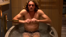 Στέφανος Τσιτσιπάς: Σε ρόλο... Τόνι Μοντάνα στο Ντουμπάι 