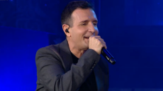 Δημήτρης Μπάσης: Ερμηνεύει την επιτυχία του «Ψίθυροι καρδιάς» στο «Σπίτι με το MEGA» - Δείτε βίντεο