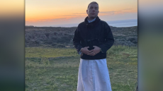 Γιώργος Μαζωνάκης: Ποζάρει με λευκό ράσο - Δείτε φωτογραφίες