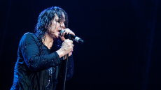 Όζι Όσμπορν: Περπατά πλέον με μαγκούρα λόγω Πάρκινσον