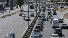 Κίνηση στους δρόμους: Μεγάλο μποτιλιάρισμα στον Σκαραμαγκά λόγω κοπής χόρτων 