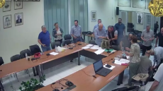 Δημοτικός Σύμβουλος στη Χίο κατέρρευσε ενώ μιλούσε - Δεν υπήρχε διαθέσιμο ασθενοφόρο (βίντεο) 