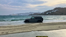 Μύκονος: Βούτηξαν στη θάλασσα μαζί με το... τζιπ τους και κόλλησε στην άμμο - Δείτε βίντεο