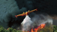 Απίστευτο video: Πιλότος βουτάει μέσα στα φλεγόμενα βουνά