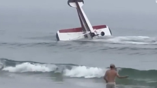  Μικρό αεροπλάνο «τσακίστηκε» σε παραλία με κόσμο στο Νιου Χάμσαϊρ - Δείτε βίντεο