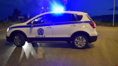 Δείτε βίντεο: Η στιγμή που άντρας βάζει φωτιά σε σταθμευμένα αυτοκίνητα - Η δράση του νεαρού στην Πάτρα