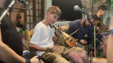 Ηράκλειο: Viral το αγόρι από τον Καναδά που έμαθε κρητική λύρα μόνο του