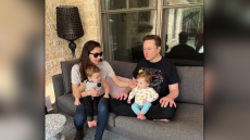 Έλον Μασκ: Κυκλοφόρησε για πρώτη φορά φωτογραφία του με τη Σιβόν Ζίλις και τα δίδυμα παιδιά τους