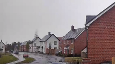 Μεγάλη Βρετανία: Καρέ - καρέ η στιγμή που κεραυνός καταστρέφει στέγη σπιτιού στην Οξφόρδη