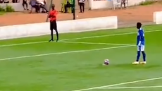 Σενεγάλη: Ποδοσφαιριστής πάει... βόλτα στη σέντρα πριν εκτελέσει πέναλτι - Βίντεο