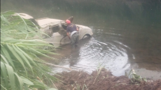 Μεσσηνία: Άνοιξαν το φράγμα στον Πάμισο και βρήκαν στο ποτάμι το αυτοκίνητο της ληστείας των ΕΛΤΑ