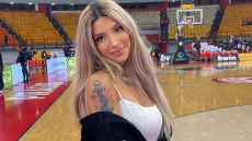 Μπέριλ ΜακΚίσικ: Η σύντροφος του μπασκετμπολίστα του Ολυμπιακού σκοράρει φορώντας τακούνια και... απειλεί και με κάρφωμα - Βίντεο 