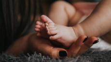 ΔΥΠΑ: Πρόβλημα με την πληρωμή της παροχής μητρότητας στις αυτοαπασχολούμενες