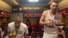 Ολυμπιακός: Γουόκαπ και Μιλουτίνοφ έσβησαν κεράκια στα αποδυτήρια του ΣΕΦ - Βίντεο 