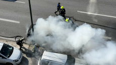 Φωτιά σε αυτοκίνητο στον Σκαραμαγκά - Συνεχίζονται οι καθυστερήσεις στη λεωφόρο Αθηνών