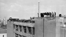 Σαν σήμερα το 1973 η ταράτσα της Νομικής έγινε το μεγάλο σύμβολο αντιπαράθεσης των φοιτητών με τη χούντα