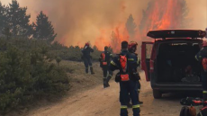 Κατερίνη: Μαίνεται η φωτιά στα Πιέρια Όρη - Σηκώθηκαν τρία ελικόπτερα