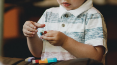 Πώς και γιατί η μουσικοθεραπεία μπορεί να βοηθήσει τα παιδιά με αυτισμό