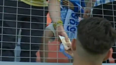 Απίστευτο σκηνικό στην Ισπανία - Ποδοσφαιριστής της Μάλαγα ... χάρισε φανέλα σε οπαδό και πήρε 50 ευρώ - Βίντεο