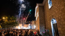 Ανάσταση στην ορεινή Ναυπακτία - Βίντεο με τα εκατοντάδες πυροτεχνήματα που έκαναν τη «νύχτα μέρα»