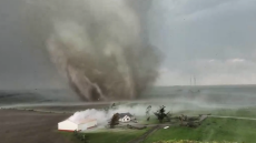 ΗΠΑ: Ανεμοστρόβιλος στην Αϊόβα προκάλεσε μεγάλες καταστροφές και τον θάνατο ανθρώπων