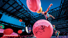 Coldplay: Καινοτομίες, ποδήλατα και όλα όσα θα γίνουν στη συναυλία - Η μπάντα φαινόμενο στο ΟΑΚΑ