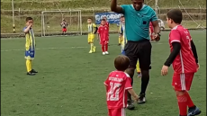 Τον απέβαλε δίκαια, τον αγκάλιασε και τον έβαλε σε... μπελάδες - Δείτε βίντεο