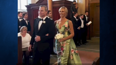 ΗΠΑ: «Ήθελε να επισκιάσει την κόρη της» - Το πράσινο φόρεμα μητέρας νύφης στη Λουιζιάνα που διχάζει τα social media