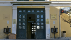 Δίωξη για κακούργημα σε βάρος του γνωστού ποινικολόγου για τον ξυλοδαρμό της συζύγου του  άσκησε ο εισαγγελέας - Κρατείται στη ΓΑΔΑ