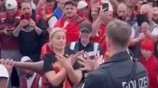 Euro 2024: Γερμανός αστυνομικός χορεύει μαζί με τους Αλβανούς και σχηματίζει με τα χέρια του τον αετό - Βίντεο 