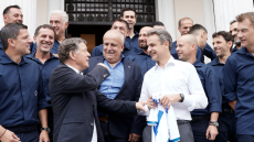 Συναντήθηκε με τους πρωταθλητές του 2004 ο Μητσοτάκης - «Είκοσι χρόνια μετά, μας κάνετε υπερήφανους» είπε στον Ρεχάγκελ