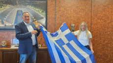  Ολυμπιακοί Αγώνες 2024: Ο Καπράλος παρέδωσε την ελληνική σημαία στην  Ντρισμπιώτη - Τεράστια τιμή για μένα, είπε η πρωταθλήτρια 