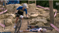 Ολυμπιακοί Αγώνες: Σοκαριστικός τραυματισμός αθλήτριας στον αγώνα ορεινής ποδηλασίας - Δείτε βίντεο