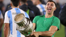 Εμιλιάνο Μαρτίνες: Το έκανε ξανά ο Αργεντινός, πανηγύρισε με προκλητικό τρόπο με την ρέπλικα του Κόπα Αμέρικα 