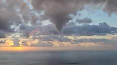 Εντυπωσιακός υδροστρόβιλος σε παραλία στη Λευκάδα - Δείτε βίντεο