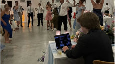 ΗΠΑ: Viral η φωτογραφία γαμπρού που κάθεται και δουλεύει στο λάπτοπ κατά τη δεξίωση του γάμου του - «Θλιβερό»