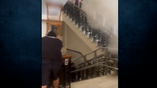 ΑΠΘ: Πόλεμο έκαναν οι φοιτητές που απέκλεισαν τον πρύτανη - Πετούσαν καρέκλες και κάδους στους αστυνομικούς