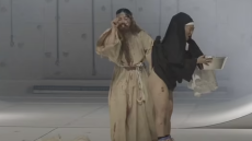 Στουτγκάρδη: Ποια είναι η ηθοποιός που υποδύεται τον τοξικομανή Ιησού στην όπερα με το live sex 