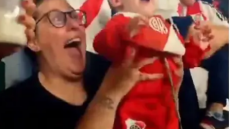 Απίθανη στιγμή στο Μονουμεντάλ - Μωρό λίγων μηνών πανηγυρίζει το γκολ της Ρίβερ