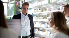 Μητσοτάκης: Πήρε self test για τον καρκίνο του παχέος εντέρου σε φαρμακείο της Αθήνας