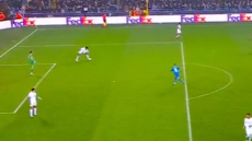 Μπριζ - Άστον Βίλα: Αδιανόητη γκάφα από τον Μινγκς, έπιασε την μπάλα με το χέρι και... δώρισε πέναλτι στους Βέλγους - Βίντεο 