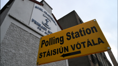 Οι Ιρλανδοί προσέρχονται στις κάλπες για τις βουλευτικές εκλογές, που προμηνύονται αμφίρροπες