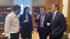 Μελομακάρονα, κουραμπιέδες και σουβλάκια κέρασε ο Ανδρουλάκης για τη γιορτή του - Δείτε φωτογραφίες 