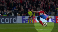 Διαφωνεί με την απόφαση για το πέναλτι του Άλβαρες ο Φαν Μπάστεν: Αγγίζει την μπάλα μόνο μία φορά 