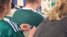 Οπαδός του Παναθηναϊκού πήγε στο ματς κόντρα στην ΑΕΚ για να... πλέξει - Δείτε βίντεο