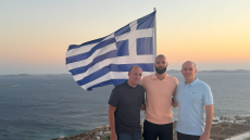 Φουρνιέ: Το φωτογραφικό άλμπουμ από τις διακοπές του Γάλλου - Το ραβανί, η μπουγάτσα και τα γαλανά νερά της Ελλάδας