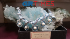 Περιδέραιο από ορυκτά στα χρώματα της ελληνικής σημαίας - Δείτε βίντεο και φωτογραφίες